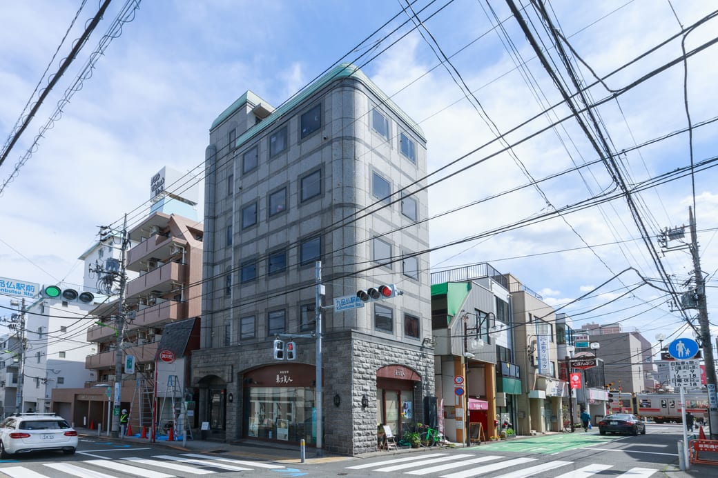 九品仏駅前の交差点から見た、Calm の入っているビル